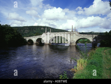 dh ABERFELDY PERTHSHIRE General Wade ponte attraverso il fiume Tay vecchi ponti in pietra strada militare scozia Foto Stock