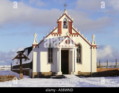 dh CAPPELLA ITALIANA ORKNEY decorato prigioniero di guerra chiesa Nissen capanna costruzione con inverno neve inverno pow camp uk Foto Stock