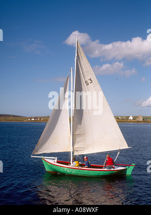 dh Longhope Regatta HOY ORKNEY tradizionale scozzese Orkney Yole barche a vela bianco foglio vele scozia barca yacht persone isola Foto Stock