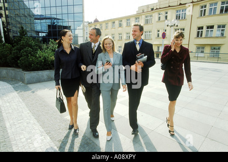 I giovani professionisti camminando insieme Foto Stock