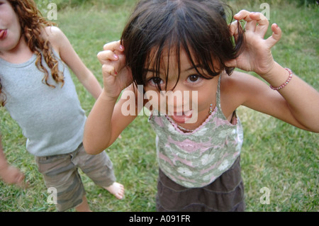 Le ragazze a fare ritratti Foto Stock