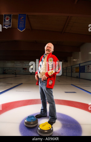 Ritratto di uomo in Arena di Curling Foto Stock