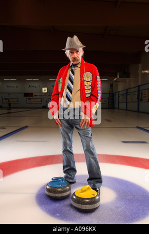 Ritratto di uomo in Arena di Curling Foto Stock