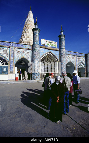 Iran Shush Susa tomba del profeta Daniele persone Tschador nero Foto Stock