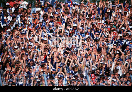 Per gli appassionati di calcio a fare il wave Foto Stock