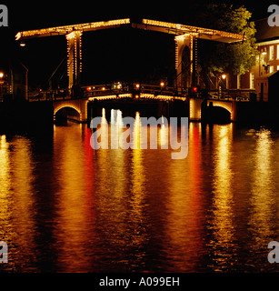 Magere Brug Skinny Bridge illuminata di notte Amsterdam Olanda Paesi Bassi Foto Stock