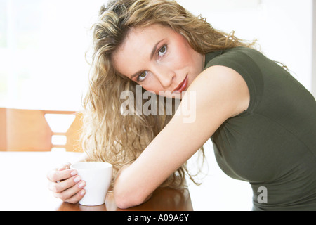 Frau trinkt eine Tasse Kaffee, donna di bere una tazza di caffè Foto Stock