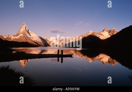 Il Cervino, con il lago Stellisee, Svizzera Vallese, Zermatt Foto Stock