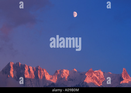 Mont Blanc massiccia, Moon over Grandes Jorasses, Francia, Chamonix Foto Stock