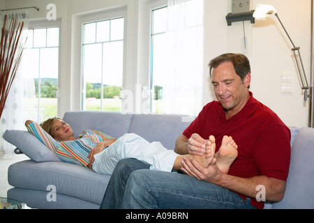 Mann massiert circuizione Frau die Fuesse Fussmassage, uomo massaggiare i piedi di sua moglie Foto Stock