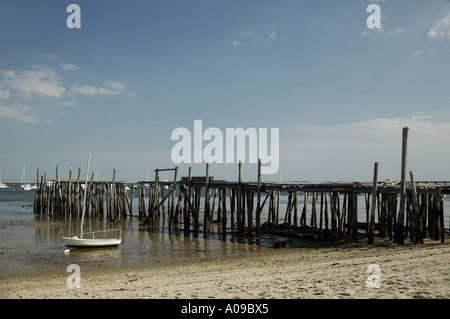 Spiaggiata in barca a vela con il Dock in background (vista 3) Foto Stock