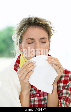 Frau mit einer Erkaeltung, donna avente un freddo Foto Stock