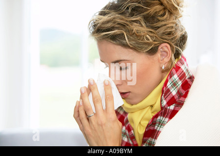 Frau mit einer Erkaeltung, donna avente un freddo Foto Stock