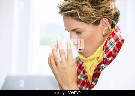 Frau mit einer Erkaeltung, donna avente un freddo Foto Stock