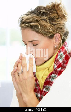 Frau mit einer Erkaeltung, donna avente un freddo Foto Stock