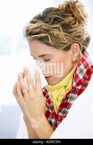 Frau mit einer Erkaeltung, donna avente un freddo Foto Stock