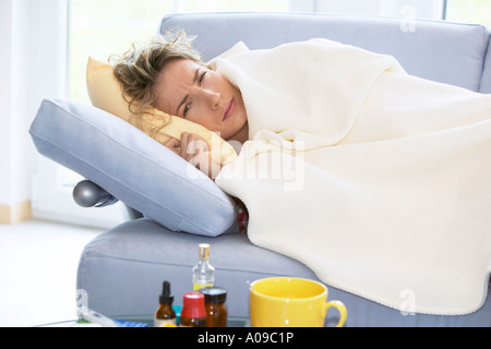 Frau mit einer Erkaeltung, donna avente un freddo Foto Stock