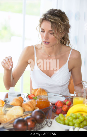 Frau beim Fruehstueck, donna a colazione Foto Stock