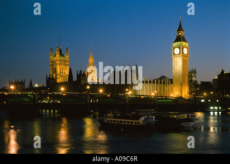 Case del Parlamento illuminazione notturna Westminster Londra Inghilterra GB Foto Stock