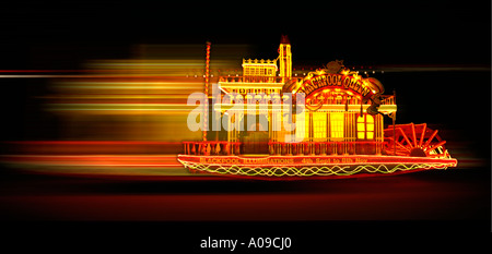 Blackpool tram offuscata con movimento durante le luminarie di Blackpool Inghilterra Regno Unito Foto Stock