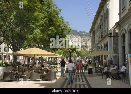 Portogallo Madeira, Funchal scena di strada Avenida Arriaga, caffetterie sulla strada accanto al passaggio pedonale Foto Stock