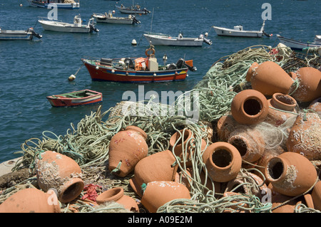 Pentole di granchio e barche da pesca nel Porto da baleeira Harbour, Sagres Algarve Foto Stock