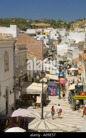 La via principale dello shopping a Albufeira, Portogallo, Algarve Foto Stock