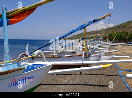 Colorate luminosamente outrigger Balinese barche di pescatori sulla spiaggia, Cadidasa, a sud-est di Bali, Indonesia Foto Stock