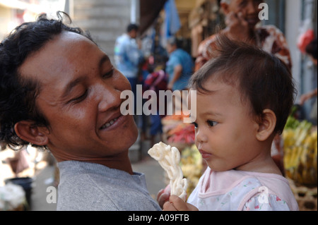 Padre e figlia, Singaraja città mercato, Bali, Indonesia Foto Stock