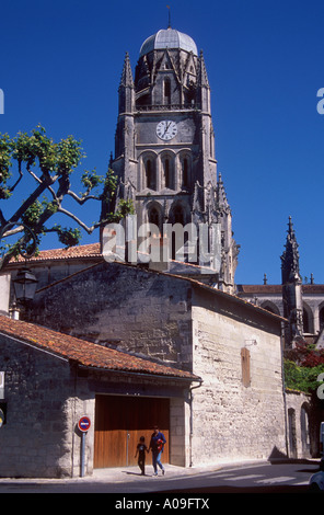 Saintes, la massiccia torre campanaria del XV secolo cattedrale di St Pierre Foto Stock