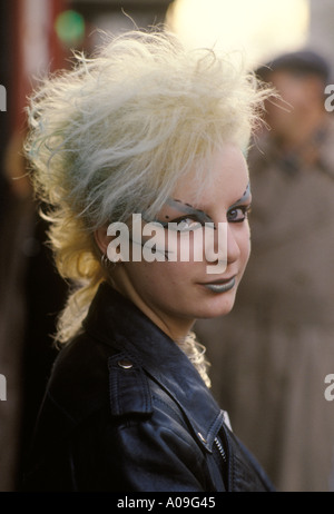 Punk Young Woman 1970s Regno Unito. Ragazza con capelli biondi e trucco per gli occhi Kings Road Chelsea, Londra, Inghilterra 1979 HOMER SYKES Foto Stock