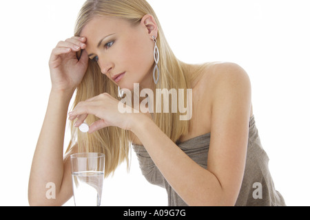 Giovane biondo sciogliendo tablet Foto Stock