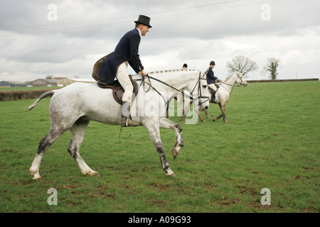 Il duca di Beaufort Hunt nel Wiltshire 2005 con Kate Hoey MP per la manodopera per sostenere la campagna per mantenere la caccia alla volpe nel Regno Unito Foto Stock