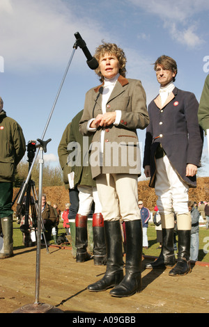 Il duca di Beaufort Hunt nel Wiltshire 2005 con Kate Hoey MP per la manodopera per sostenere la campagna per mantenere la caccia alla volpe nel Regno Unito Foto Stock