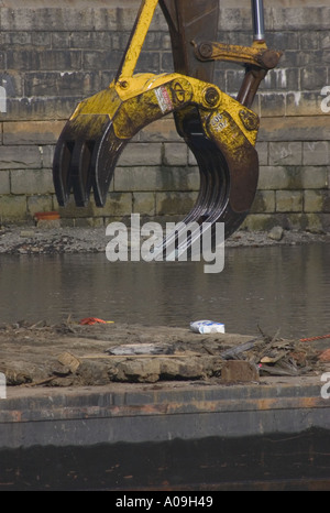 Sgombero gru detriti da fort point channel in Boston Foto Stock