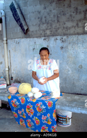 Donna età 74 rendendo il pane. Cozumel Messico Foto Stock