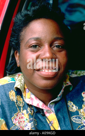 Il nero americano africano bella donna di 49 anni godendo Rondo giorni di festa. St Paul Minnesota USA Foto Stock