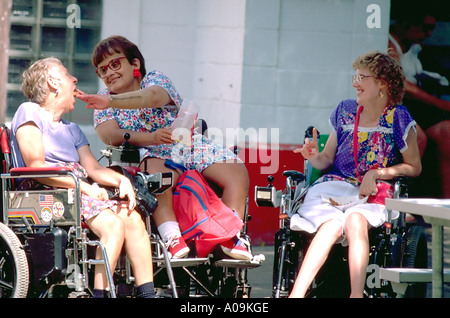 Fisicamente handicappati donne età 45 e 60 di mangiare presso la Minnesota State Fair. St Paul Minnesota USA Foto Stock