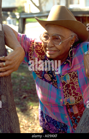 Coppia nero americano africano cowgirl età 72 vestito per la parte interna della città la gioventù rodeo raccolta fondi. St Paul Minnesota USA Foto Stock