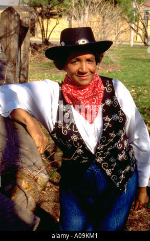 Coppia nero americano africano cowgirl età 72 vestito per la parte interna della città la gioventù rodeo raccolta fondi. St Paul Minnesota USA Foto Stock