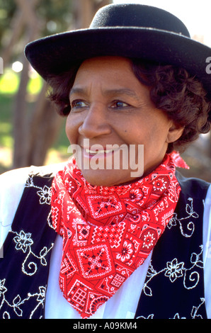 Coppia nero americano africano cowgirl età 72 vestito per la parte interna della città la gioventù rodeo raccolta fondi. St Paul Minnesota USA Foto Stock