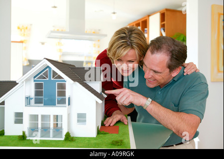 Paar Mit einem Modellhaus, giovane con modello di casa Foto Stock