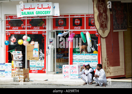 VAE Geschaeft an der Strasse von Sharjah nach Fujairah, mercato shop Foto Stock