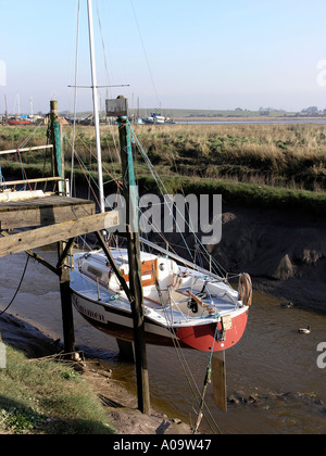 Lo yacht Carmen sul suo Jetty di Skippool Creek Lancashire Foto Stock