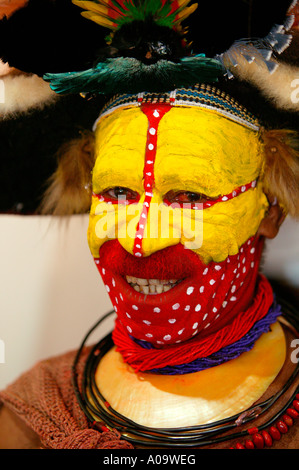 Papua Neu Guinea, Mann mit bemaltem Gesicht, Papua Nuova Guinea uomo con la faccia colorata Foto Stock