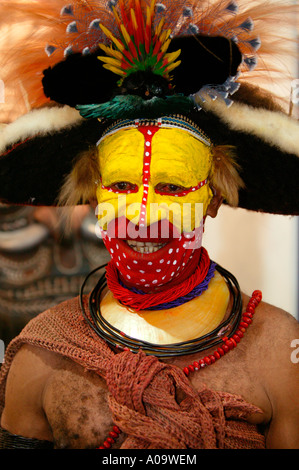 Papua Neu Guinea, Mann mit bemaltem Gesicht, Papua Nuova Guinea uomo con la faccia colorata Foto Stock