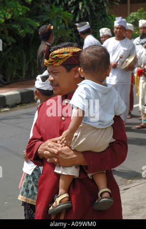 Padre e figlio, Balinese festival religiosi, tempio processione nella città di Ubud, Bali Indonesia Foto Stock