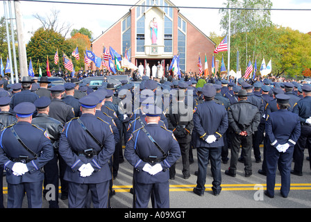 Gli ufficiali di polizia si erge a attenzione durante il funerale di officer uccisi sul dazio in New Haven, CT, Stati Uniti d'America Foto Stock