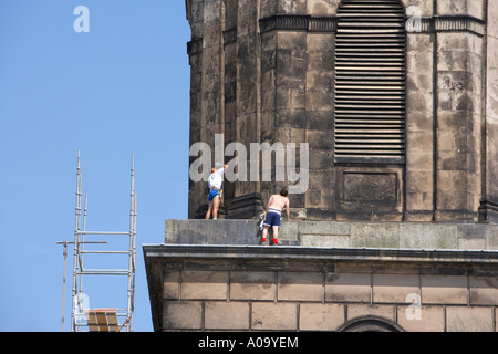 2 steeplejacks riparazione di una chiesa torre Foto Stock