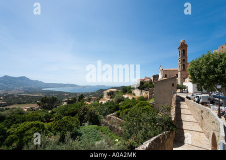 Vista sul centro del paese e la chiesa che guarda verso la costa, Lumio, La Balagne, Corsica, Francia Foto Stock